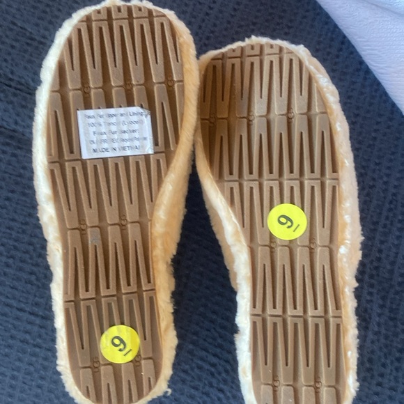 UGG NEW 2” Platform Closed Toe Faux Fur Slippers Size 9 - Picture 11 of 16